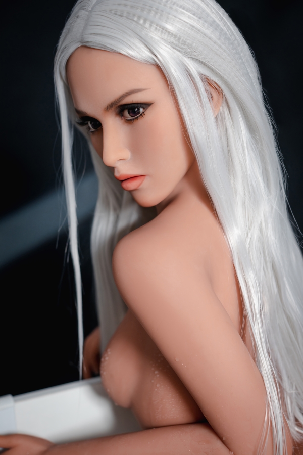 poupée de sexe réaliste aux cheveux blancs
