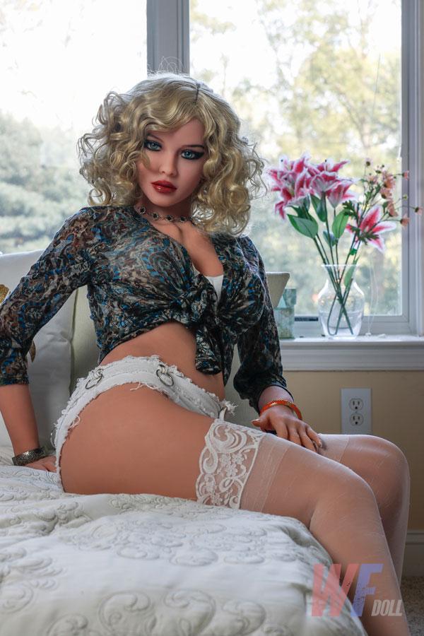 poupée de sexe barbie avec des seins